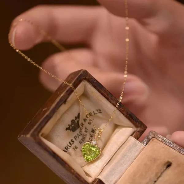 Original Designer Little Fresh Heart Shaped Gem Olive Green Necklace Exquisite Dazzling Refreshing Couple Pendant Jewelry Gifts - Image 9